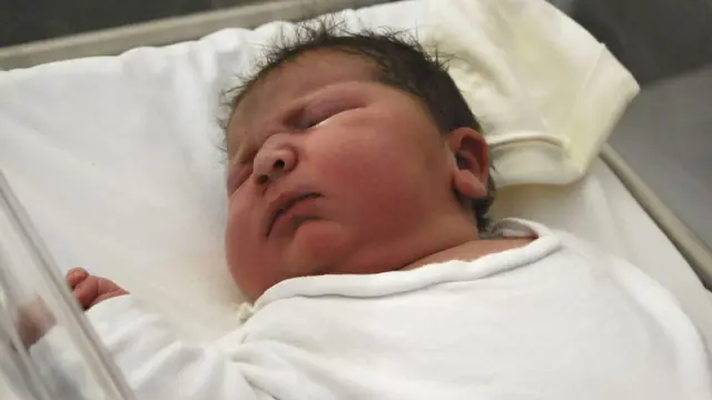 La bebé de 6,20 kilos que una residente británica ha dado a luz en Denia