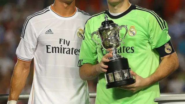 Cristiano Ronaldo y Casillas con la 'Guinness International Champions Cup'