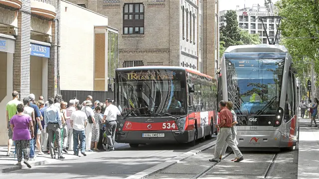 Un autobús pasa para cubrir el servicio del tranvía tras una incidencia
