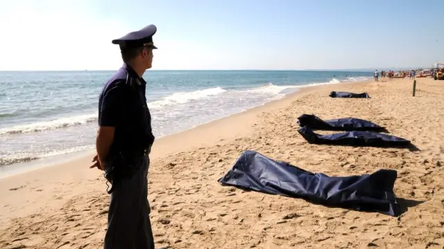 Los cadáveres de los fallecidos, tumbados sobre la playa