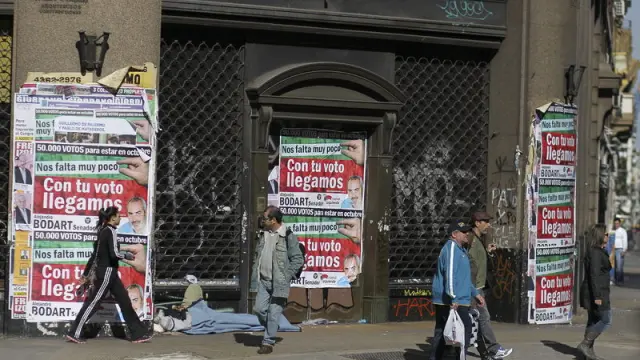 Los carteles electorales inundan las paredes de las ciudades argentinas