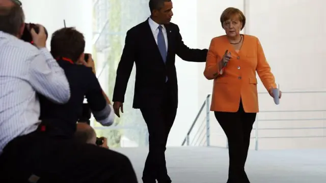 Merkel, con el traje comentado por Lagerfeld