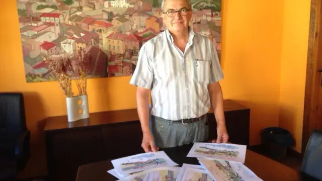 Fernando Alvira con sus dibujos.