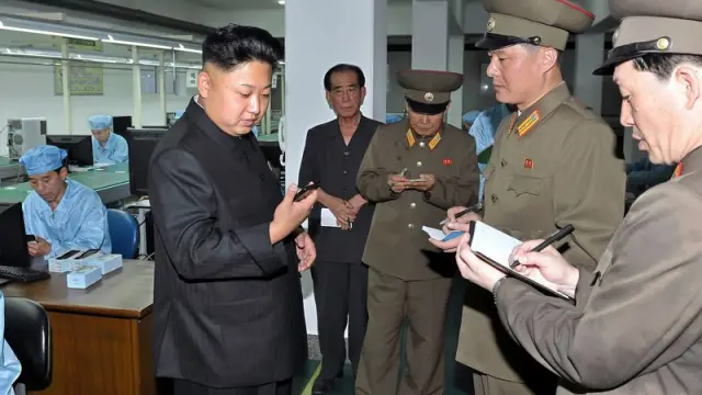 El líder norcoreano sostiene en nuevo teléfono