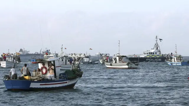 Embarcaciones españolas participantes en la protesta por los bloques de hormigón