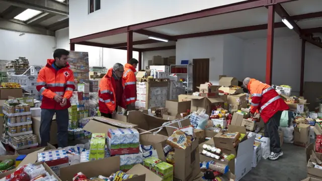 Voluntarios de Cruz Roja, con las donaciones de alimentos