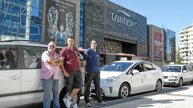 Los taxistas Antonio Rubio, Javier Macarrón y Adrián Buen, aparcados en Grancasa