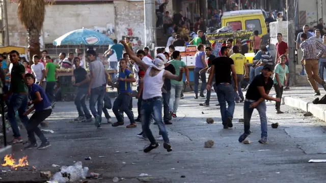 Manifestantes palestinos se enfrentan a soldados israelíes en Hebrón