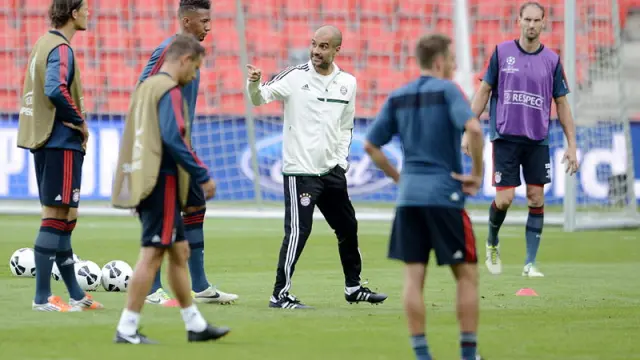 Guardiola dirige el entrenamiento del Bayern