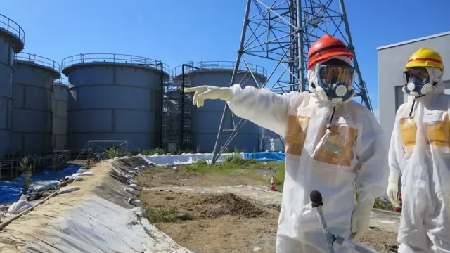 Operarios en la central de Fukushima