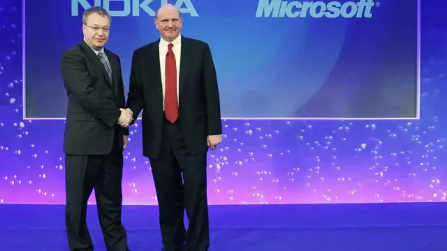 El consejero delegado de Nokia saluda al de Microsoft en 2011.