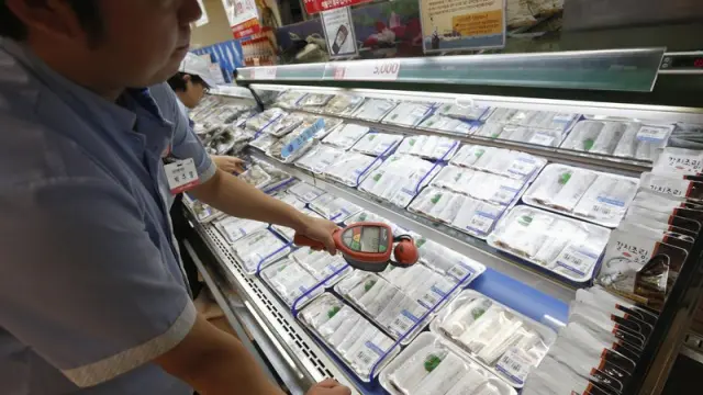 Un trabajador comprueba la radioactividad del pescado en un supermercado de Seúl.