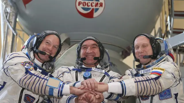Oleg Kotov y Serguéi Riazanski, junto al astronauta estadounidense Steve Swanson.