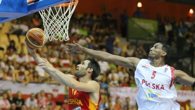 Una acción del España-Polonia del Eurobasket