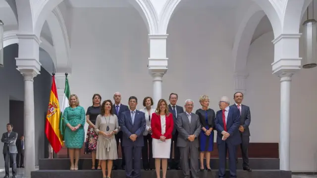La presidenta de Andalucía, Susana Díaz, junto a los consejeros.