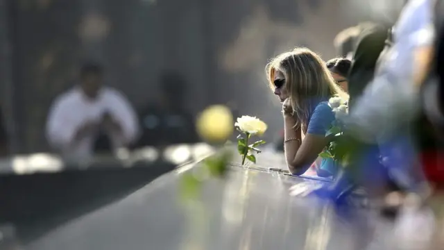 Una mujer reza en el Memorial del 11-S.