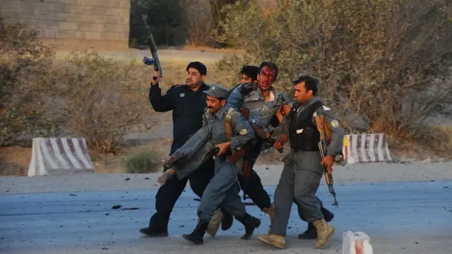 Guardia de seguridad afgano herido durante el ataque talibán