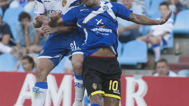 El jugador del Real Zaragoza Abraham pugna de cabeza con un jugador del Tenerife