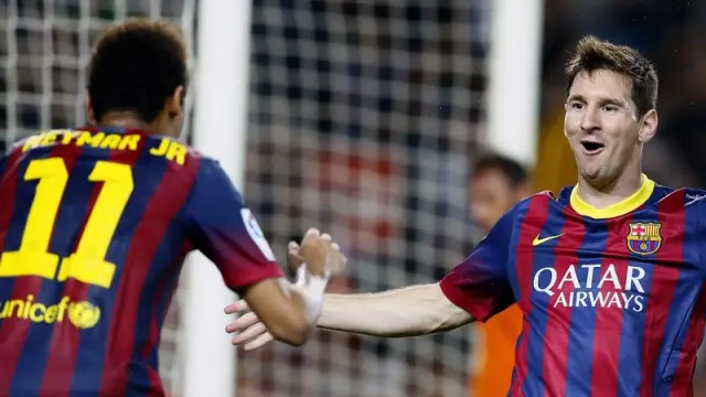Messi celebra un gol con Neymar