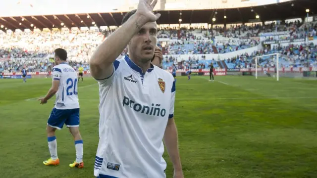 El jugador del Real Zaragoza Paco Montañés celebra un gol en La Romareda
