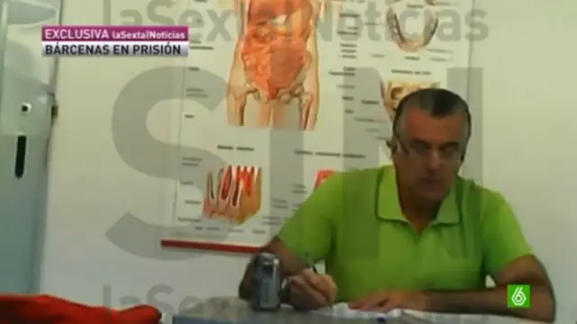 Luis Bárcenas tomando notas en uno de los vídeos difundidos