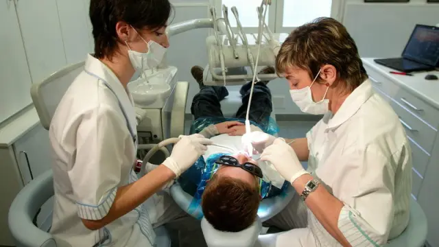 Un niño zaragozano en el dentista