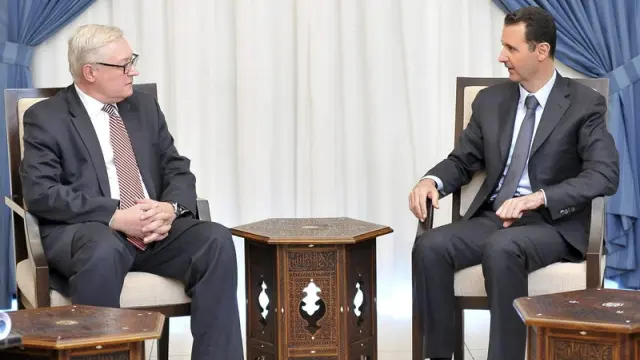 Bashar Al Asad, junto al viceministro de exteriores ruso, Serguéi Riabkov.