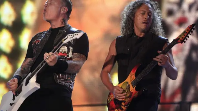 James Hetfiel (izda) y Kirk Hammett durante una actuación de Metallica
