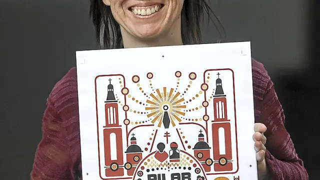 Elena Acerete sostiene el diseño con el que ha ganado el concurso de Heraldo