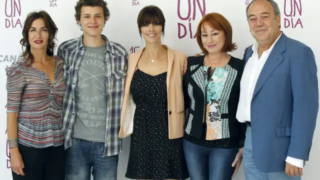 Gracia Querejeta (2d), junto a los actores de la película