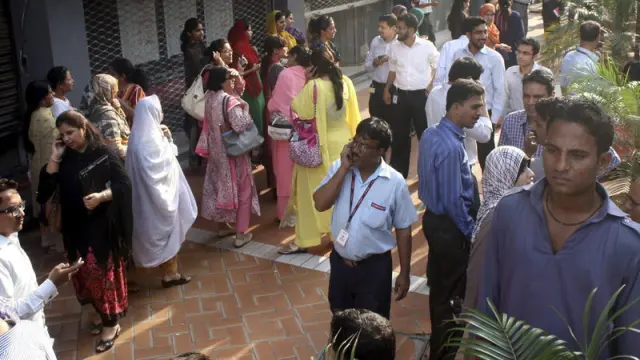 Varios trabajadores evacuados por el terremoto