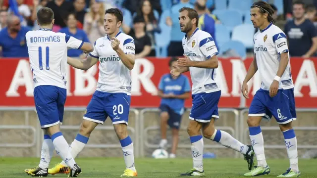 Henríquez celebra un gol del Real Zaragoza en La Romareda