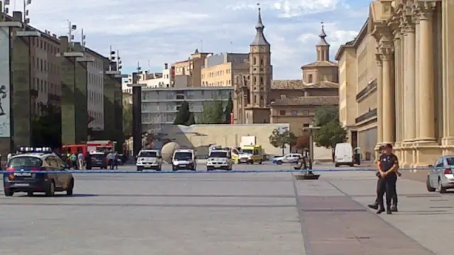 Desalojada la plaza y la basílica del Pilar tras la explosión de un artefacto en el templo.