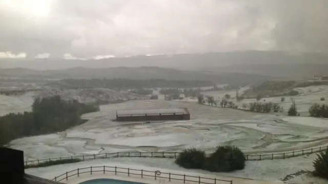 Foto colgada en Twitter de la granizada caída en Jaca