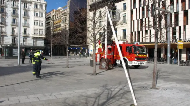 La Plaza de España, sin bandera