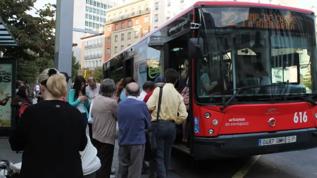 Varios viajeros suben a un bus de la línea 22