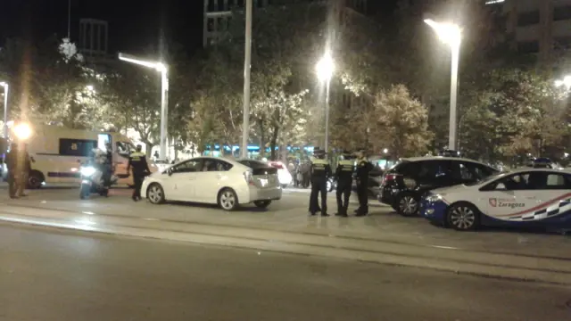 Varios vehículos de Policía en el lugar del suceso y una ambulancia