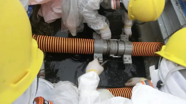 Trabajadores reparan una fuga de aguas de la Planta Nuclear Fukushima