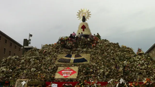 Imagen de la Virgen y el manto de flores en la plaza del Pilar