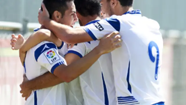 Los jugadores del Real Zaragoza B celebran un gol