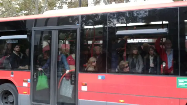 El 33 llega cargado al paseo de Sagasta en Zaragoza por la huelga de autobús