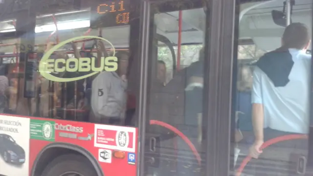 El Ci1 llegar cargado al camino de las Torres en Zaragoza por la huelga de autobús