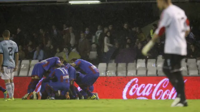 Los jugadores del Levante celebran el gol de Diop