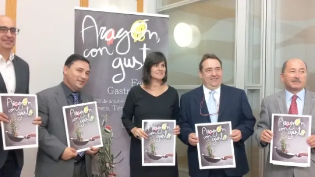 La directora General de Turismo, Elena Allué, y el presidente de la CEHTA, José Luis Yzuel, durante la presentación de 'Aragón con Gusto'