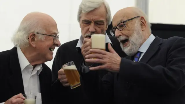 Los físicos Peter Higgs y François Englert brindando con cerveza en Oviedo