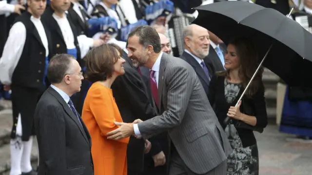 Los Príncipes a su llegada al Hotel Reconquista de Oviedo, saludando a la directora de la Fundación Príncipe