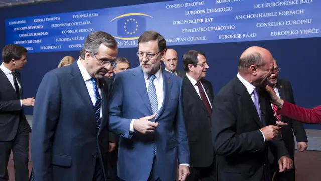 Rajoy con el primer ministro griego en la cumbre de jefes de Estado en Bruselas
