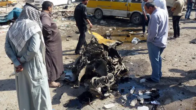 Restos de un coche bomba en Bagdad