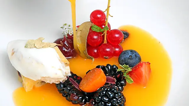 Sopa de moras, naranja y frutos rojos con helado de especias