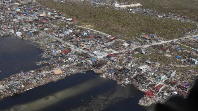 Vista aérea de los destrozos causados por el tifón Haiyan en la población de Guiuan